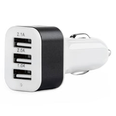 Vit USB-billaddare med 3 USB-utgångar