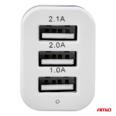 USB-billaddare med tre utgångar i vitt