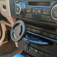 Mobilholder til CD-afspiller monteret i bil med stærk magnet og centralt placeret design.