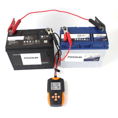 12V/24V batteritestare ansluten till två batterier för snabb och exakt batteritestning.
