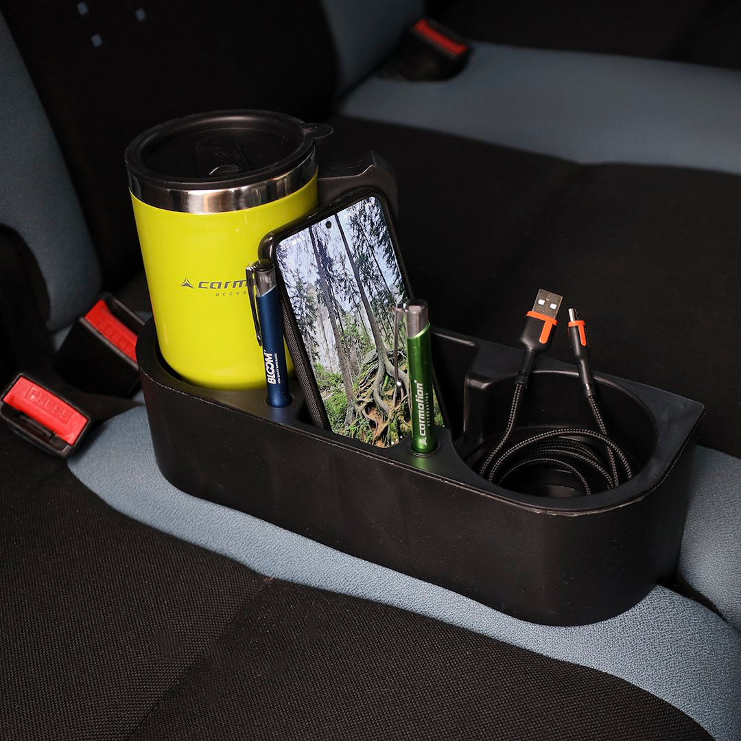 Svart mugghållare och organizer till bilen med plats för koppar och flaskor