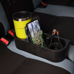 Svart mugghållare och organizer till bilen med plats för koppar och flaskor