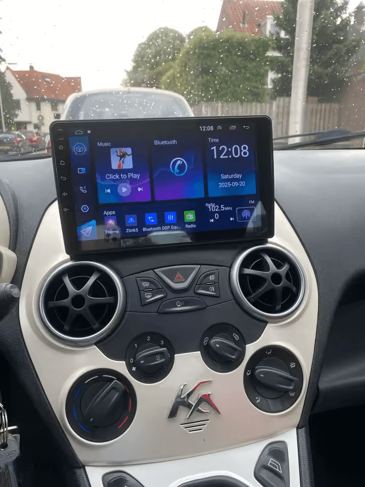 Ford Ka 08-12 – 9" Radio med Apple CarPlay och Android Auto installerad i bilens instrumentbräda.