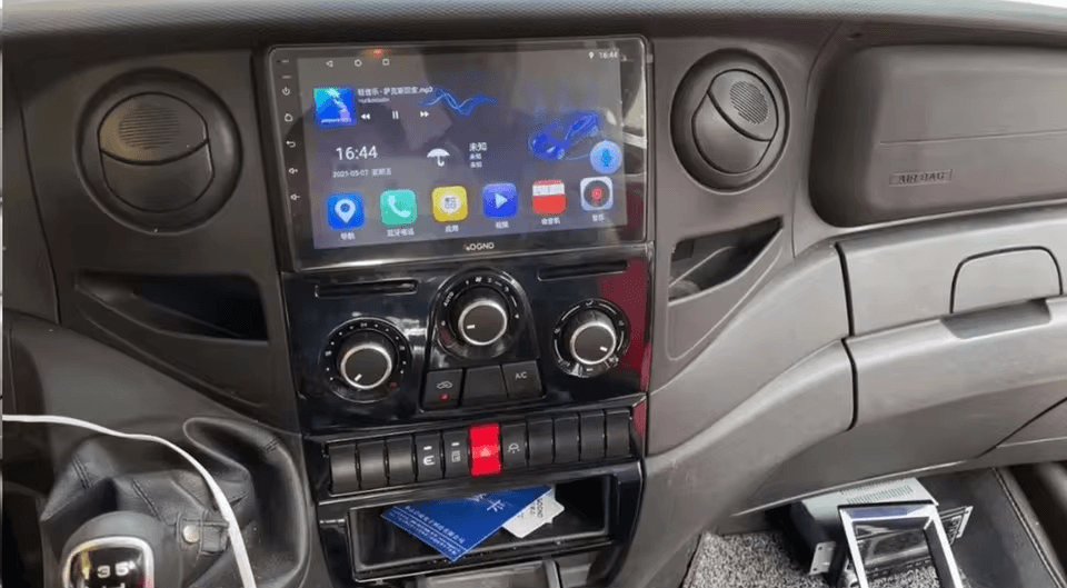 Iveco Daily 07-14 - 9" radio med Apple CarPlay och Android Auto installerad i fordonets instrumentpanel.