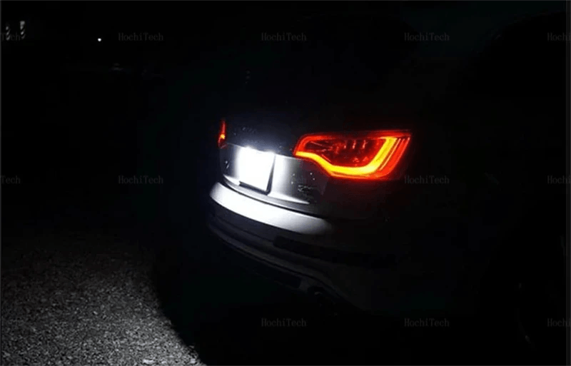 LED nummerskyltsbelysning Audi – CANBUS (A3, A4, A6, Q7 m.fl.) visar ett kraftigt vitt ljus baktill på bilen.