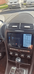Mercedes-Benz SLK 04-11 - 9" radio med Apple CarPlay och Android Auto installerad i bilens instrumentpanel.